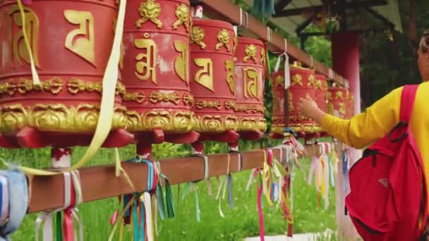 Seyyah Kadın Budist Manastırında Dönen Budist Dua Çarkına Dokunuyor Budist — Stok video