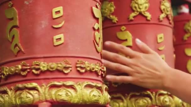 Людина Паломниця Жіночої Руки Торкається Повороту Обертання Буддійського Молитовного Колеса — стокове відео