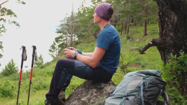 Randonnée Escalade Falaise Aventure Backpacker Homme Repos Après Randonnée Regardant — Video