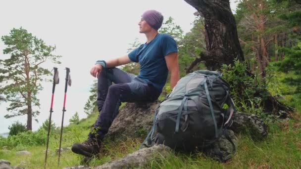 Альпинизм Скалолазание Приключение Человек Рюкзаком Отдыхает После Похода Глядя Красивый — стоковое видео