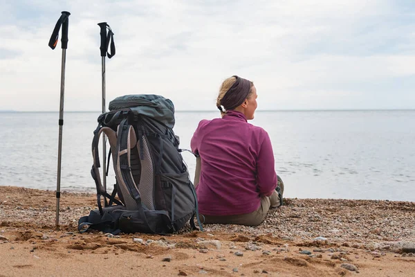 Pěší Turistika Dobrodružství Backpacker Žena Odpočívá Turistice Při Pohledu Krásný — Stock fotografie
