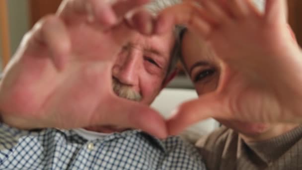 Amor Coração Forma Paz Casal Mais Velho Sênior Fazendo Forma — Vídeo de Stock