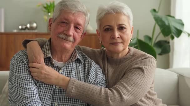 Ηλικιωμένο Ώριμο Ζευγάρι Που Αγκαλιάζεται Στο Σπίτι Μεσήλικες Σύζυγοι Που — Αρχείο Βίντεο