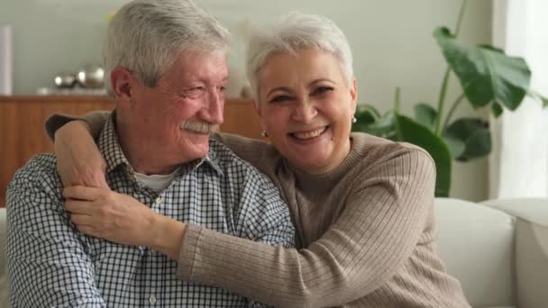 长大成人的夫妇在家里拥抱 中年男人和妻子以柔情拥抱爱情 享受甜蜜的结合幸福 外婆的祖父在一起 家庭时刻的爱与关怀 — 图库视频影像