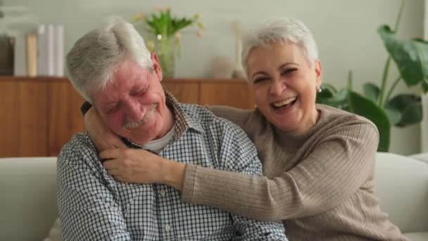 Pasangan Dewasa Senior Berpelukan Rumah Pertengahan Usia Suami Dan Istri — Stok Video