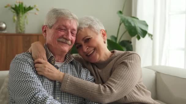 长大成人的夫妇在家里拥抱 中年男人和妻子以柔情拥抱爱情 享受甜蜜的结合幸福 外婆的祖父在一起 家庭时刻的爱与关怀 — 图库视频影像