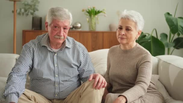 Idősebb Felnőtt Szerelmesek Akik Otthon Fogják Egymás Kezét Közepes Korú — Stock videók