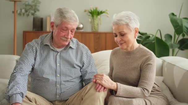 Starší Dospělý Zamilovaný Pár Držící Doma Ruce Starý Muž Žena — Stock video