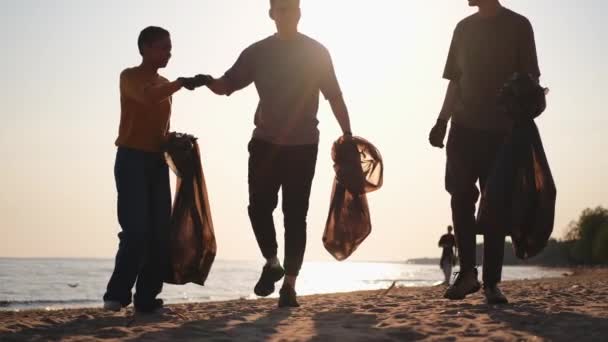 Earth Day Volunteers Activists Collects Garbage Cleaning Beach Coastal Zone — Stock Video