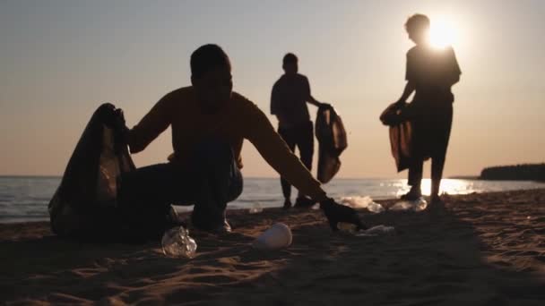 Día Tierra Activistas Voluntarios Recogen Limpieza Basura Zona Costera Playa — Vídeos de Stock