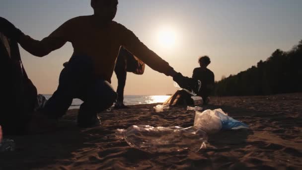 Dünya Günü Gönüllü Eylemciler Sahil Bölgesindeki Çöpleri Topluyor Kadınlar Erkekler — Stok video