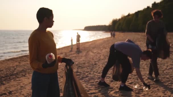 Día Tierra Activistas Voluntarios Recogen Limpieza Basura Zona Costera Playa — Vídeo de stock