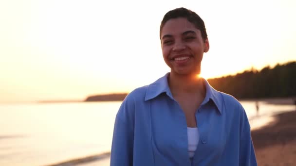 Krásná Africká Americká Dívka Usmívá Při Západu Slunce Venkovní Portrét — Stock video