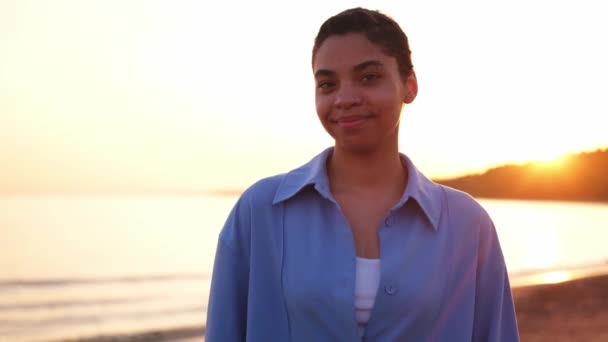 Красивая Африканская Американка Улыбается Закате Открытый Портрет Молодой Счастливой Улыбающейся — стоковое видео