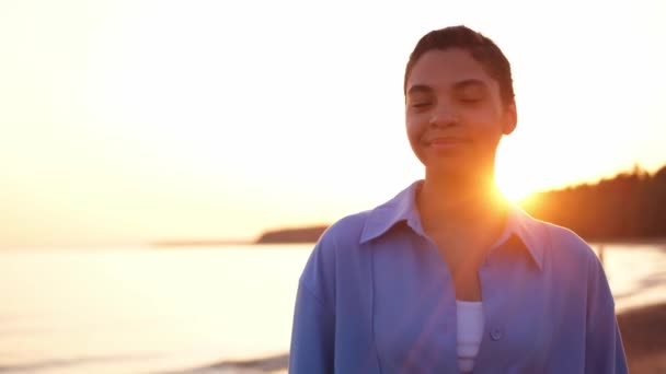 Linda Menina Afro Americana Sorrindo Pôr Sol Retrato Livre Jovem — Vídeo de Stock