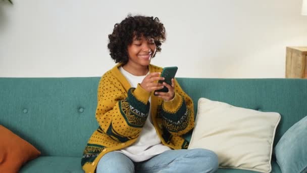 Afrykańska Dziewczyna Trzyma Ekran Dotykowy Smartfona Wpisując Przewijanie Strony Domu — Wideo stockowe