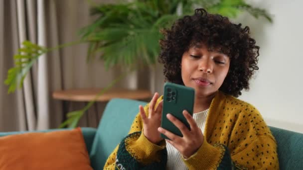 Afrikaans Meisje Met Smartphone Touch Screen Typen Scroll Pagina Thuis — Stockvideo