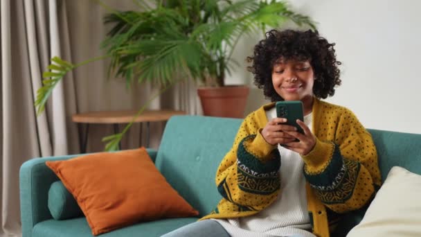 African Girl Holding Smartphone Touch Screen Typing Scroll Page Home — Stockvideo