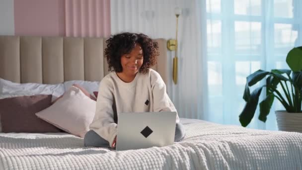 Afroamerikanische Mädchen Mit Laptop Bett Hause Büro Tippen Chat Lesen — Stockvideo