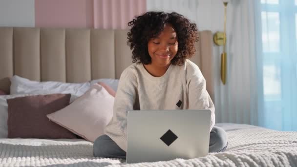 Afroamerikanische Mädchen Mit Laptop Bett Hause Büro Tippen Chat Lesen — Stockvideo