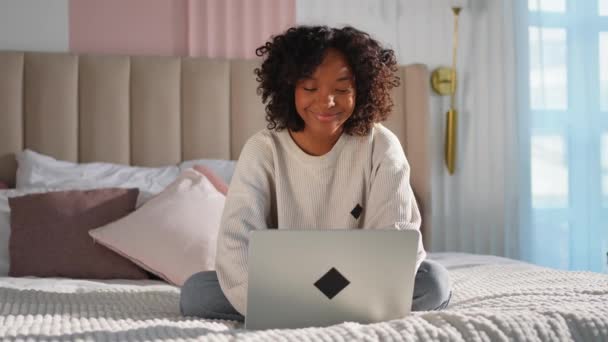 Afro Amerikalı Kız Evdeki Ofiste Dizüstü Bilgisayar Kullanıyor Sohbet Ediyor — Stok video