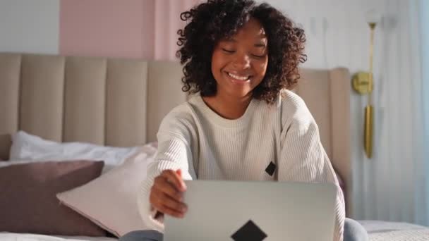 Chica Afroamericana Que Usa Ordenador Portátil Cama Oficina Casa Escribiendo — Vídeos de Stock