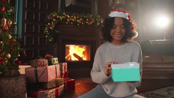 Feliz Navidad Mujer Afroamericana Desempacando Abrir Caja Regalo Cerca Del — Vídeo de stock