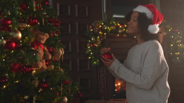 Feliz Navidad Mujer Afroamericana Decorando Árbol Navidad Chica Feliz Cerca — Vídeo de stock