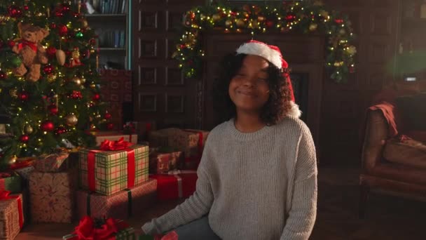 Feliz Navidad Mujer Afroamericana Sonriendo Cerca Del Árbol Navidad Interior — Vídeo de stock