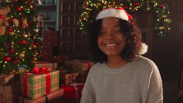 Wesołych Świąt Afroamerykanka Uśmiechnięta Pobliżu Choinki Klasycznym Ciemnym Wnętrzu Szczęśliwa — Wideo stockowe