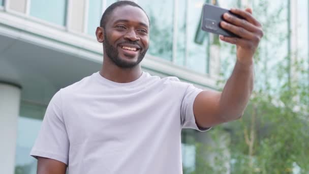 Afroameričan Držící Smartphone Videohovorem Městské Ulici Městě Guy Blogger Chatuje — Stock video