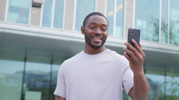 Afroamerikaner Mit Smartphone Beim Videochat Auf Einer Städtischen Straße Der — Stockvideo