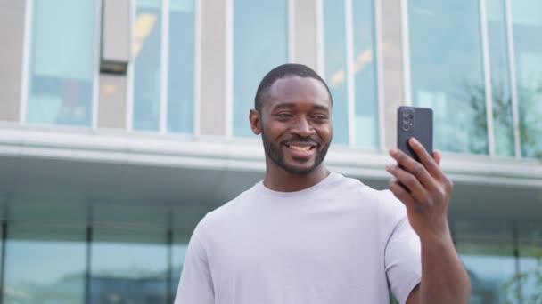 Afroamerikansk Man Håller Smartphone Med Videochatt Urban Gata Stan Killen — Stockvideo