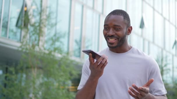 Afroamerikaner Spricht Auf Der Straße Der Stadt Mit Dem Smartphone — Stockvideo