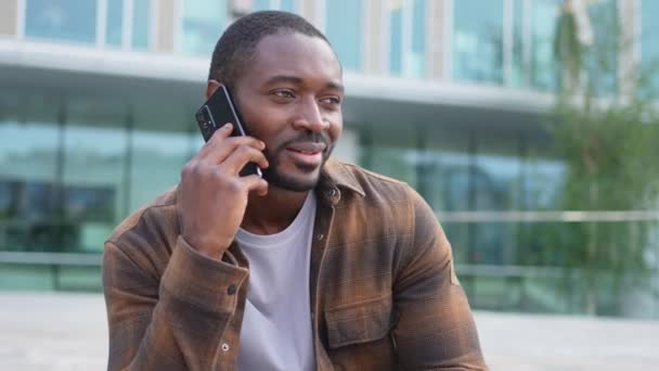 Africký Američan Mluví Smartphonu Ulici Městě Venku Muž Mobilním Telefonem — Stock video
