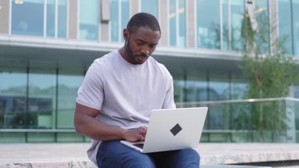 Freelancer Afro Americano Usando Laptop Digitando Bate Papo Rua Urbana — Vídeo de Stock