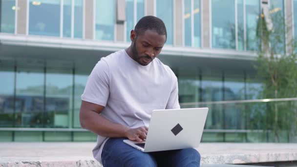 Afroamerikanischer Freiberufler Mit Laptop Tippen Chat Auf Der Straße Der — Stockvideo