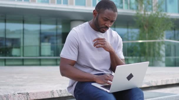 Afroamerykanin Freelancer Pomocą Laptopa Wpisując Czacie Ulicy Miejskiej Mieście Facet — Wideo stockowe