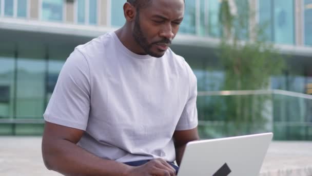 Afro Amerikaanse Man Freelancer Met Behulp Van Laptop Typen Chatten — Stockvideo