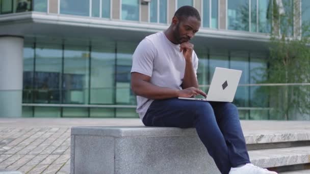 Afro Amerikaanse Man Freelancer Met Behulp Van Laptop Typen Chatten — Stockvideo