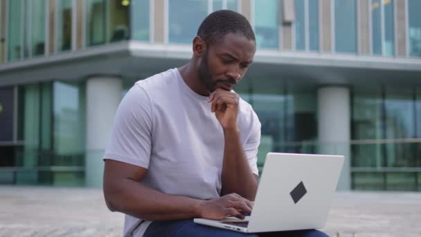 Freelancer Afro Americano Usando Laptop Digitando Bate Papo Rua Urbana — Vídeo de Stock