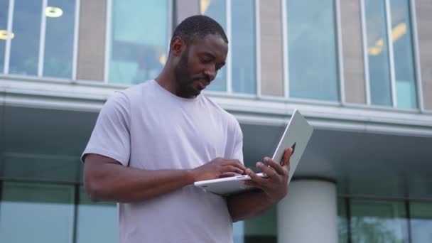 African American Man Frilansare Med Bärbar Dator Skriva Chatta Urban — Stockvideo