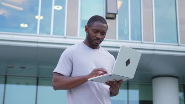 African American Man Frilansare Med Bärbar Dator Skriva Chatta Urban — Stockvideo