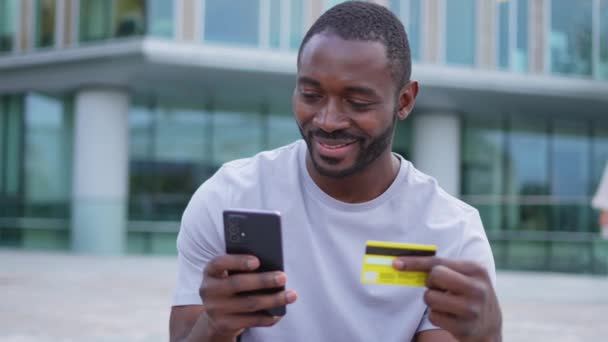 Африкансько Американський Чоловік Купує Онлайн Хостинг Смартфон Золотими Кредитними Картками — стокове відео