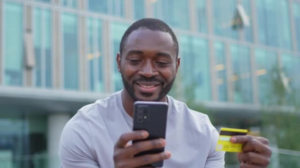 Afroamerikaner Kaufen Online Mit Smartphone Bezahlen Mit Gold Kreditkarte Guy — Stockvideo
