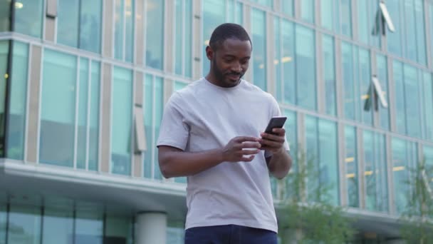 Afroamerikaner Mit Smartphone Touchscreen Eingabe Auf Der Straße Der Stadt — Stockvideo