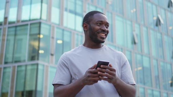 Šťastný Afroameričan Euforický Vítěz Chytrým Telefonem Ulici Městě Osoba Chlap — Stock video