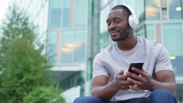 Koncepcja Piosenki Dobry Początek Dnia Szczęśliwy Afroamerykanin Słuchający Współczesnego Hitu — Wideo stockowe
