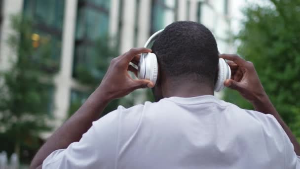 Concepto Canción Musical Buen Día Inicio Vista Trasera Hombre Afroamericano — Vídeo de stock