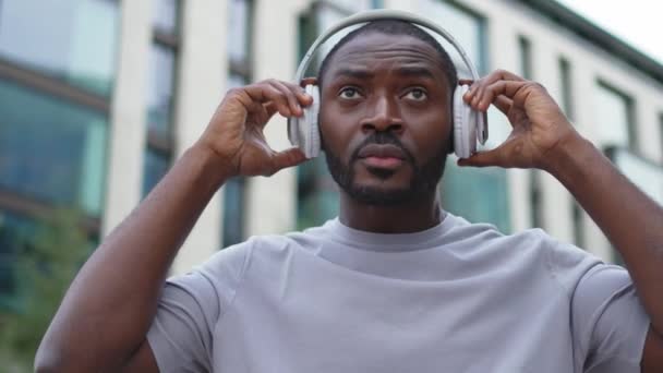 Концепція Музичної Пісні Добрий День Початку Щасливий Афроамериканський Чоловік Слухає — стокове відео